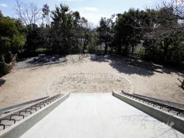 「南春日丘東公園」にはすべり台、砂場、遊具が設置されています。