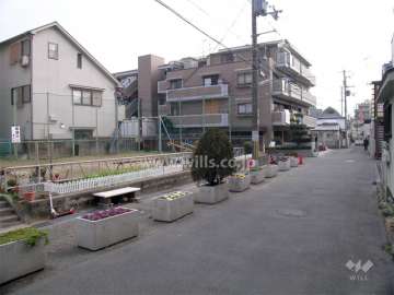 一戸建て中心の住宅地。すぐ北側に小さな公園があります。