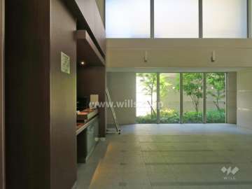 吹き抜けのエントランスホール