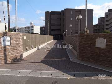 敷地入り口。建物はバス通りから少し入った位置にあります。