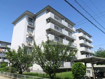 平田住宅16号棟の外観（南西側から）
