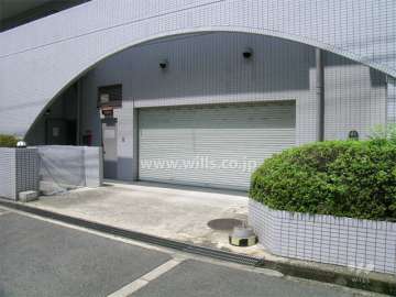 シャッター付きの駐車場入り口