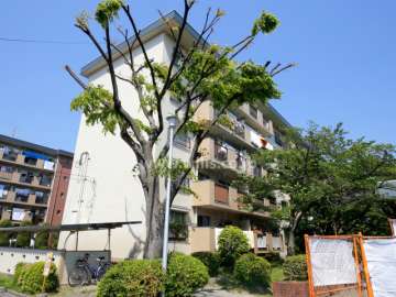 茨木安威団地A-6棟の外観（南西側から）