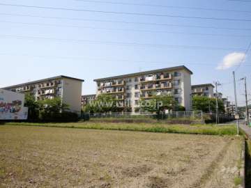 茨木安威団地の全景。周辺は田畑の多いのどかな雰囲気の住宅地です。