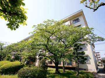 茨木安威団地A-7棟の外観（南東側から）