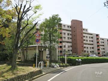 白川高層住宅8号棟の外観（北側から）