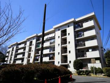 茨木郡山A住宅A25棟の外観（南東側から）
