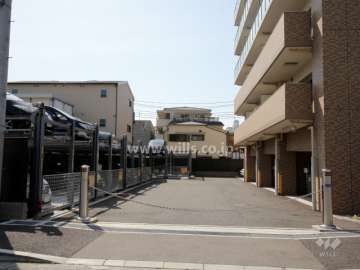 敷地内駐車場。出入り口にロボットゲートが設置されています。