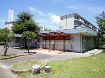 敷地中央に集会所があります。