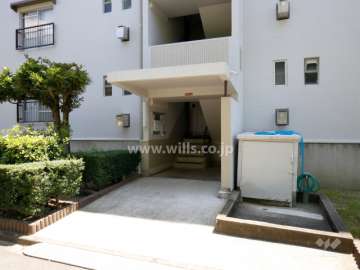 62棟の住戸出入り口（共用ポスト）