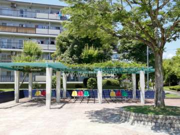 62棟の西側には敷地内の公園（B公園）があります。