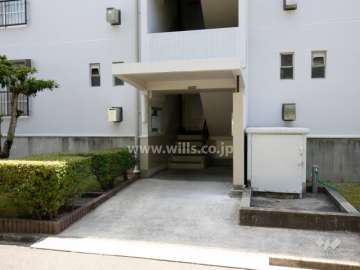 64棟の住戸出入り口（共用ポスト）