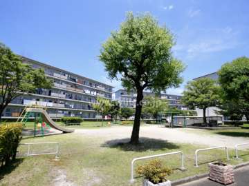 64棟の南西側には公園（E公園）があります。