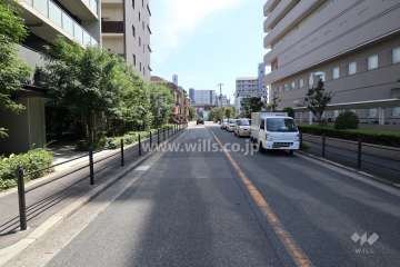 敷地西側の前面道路。向いは十三市民病院