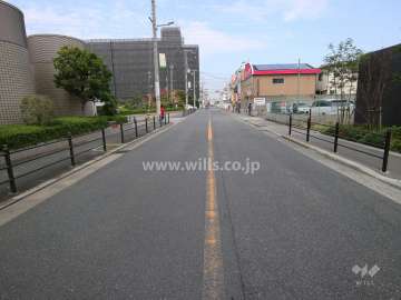 神崎川エアリーの南西側前面道路。二車線のバス通りです。