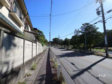 敷地東側の前面道路（西側から）