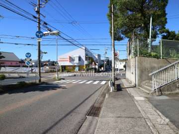 敷地南側の前面道路（東側から）