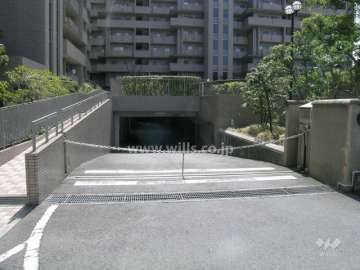 駐車場入口（ロボットゲート付き）