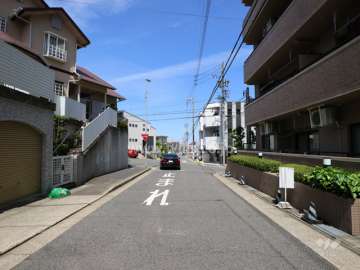 敷地の南西側前面道路（南東側から）