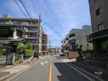 敷地の北西側前面道路（南西側から）