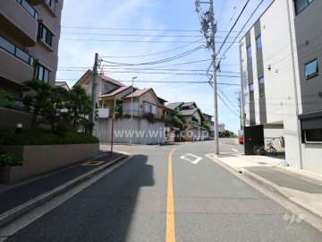 敷地の北西側前面道路（北東側から）