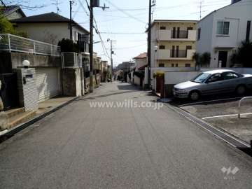 敷地の東側前面道路（北側から）