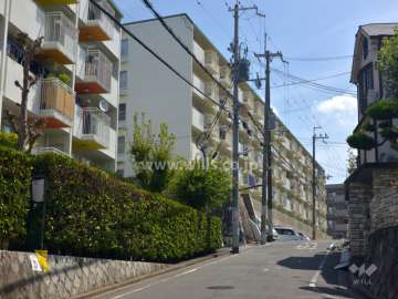 イトーピア高槻松が丘の外観遠景（西側から）