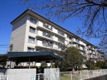 茨木郡山B住宅A27棟の外観（南西側から）