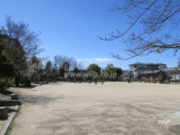 向かい側に奈良東公園があります。