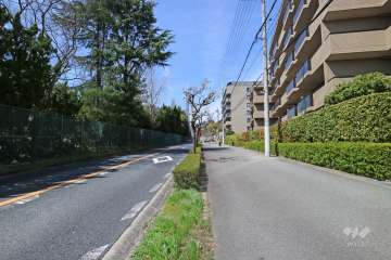 敷地南側の前面道路（県道16号明石神戸宝塚線）