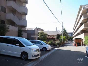 敷地北側の前面道路。周辺は区画の整った住宅地。すぐ西側に長興寺公園があります。