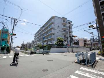 三交宝塚パレスの遠景。周囲の建物と間隔があります。