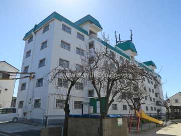 マンション沢良宜A棟の外観（北東側から）
