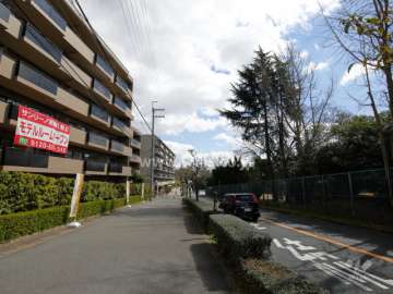 敷地南側の前面道路（二車線のバス通り）向かい側に宝塚ゴルフ倶楽部があります。