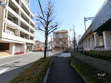 敷地南側の前面道路。道路を挟んでJR東海道本線が走っています。
