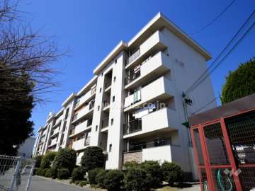 茨木郡山A住宅A29棟の外観（南東側から）