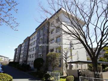 茨木郡山B住宅A21棟の外観（北西側から）