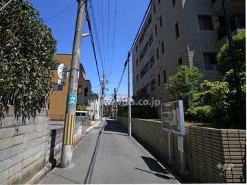 敷地西側の前面道路。駅前ながら静かな立地。