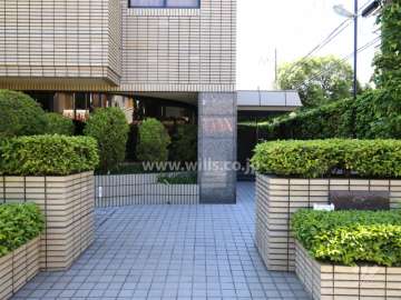 植栽スペースに囲まれたエントランスアプローチ