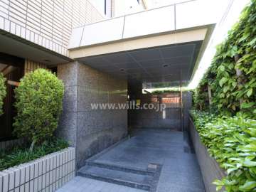 石張りのエントランス