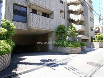 駐車場の出入り口（駐車場は地階にあります。）