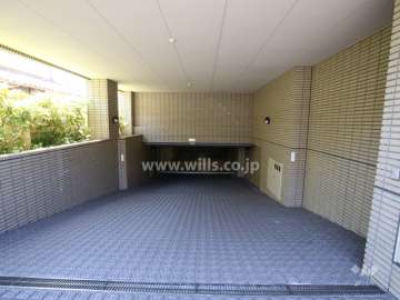 出入り口にはリングシャッターが設置されています。