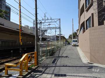 敷地南側の前面道路。道路の向かい側に阪急「岡本」駅があります。