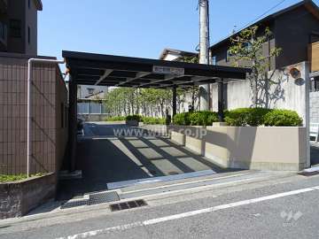 駐車場出入り口（ロボットゲート付き）