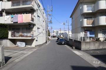 物件の東側前面道路（南側から）