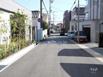 敷地西側の前面道路