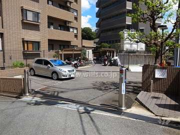ロボットゲート付きの敷地内駐車場