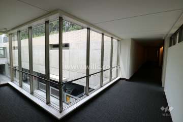 南棟から北棟へと向かう渡り廊下