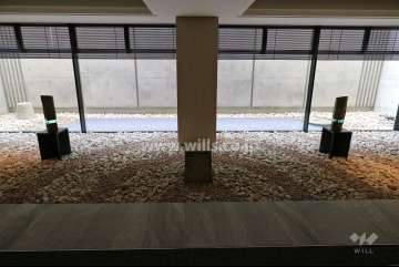 彫刻作家によるオブジェ（玄武岩・積層ガラス）