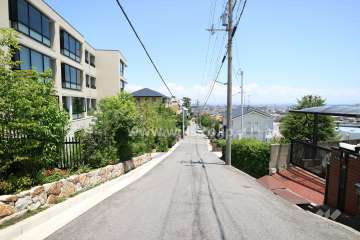 敷地南側の前面道路。高台に位置するため、前面道路からは芦屋市を見渡すことができます。